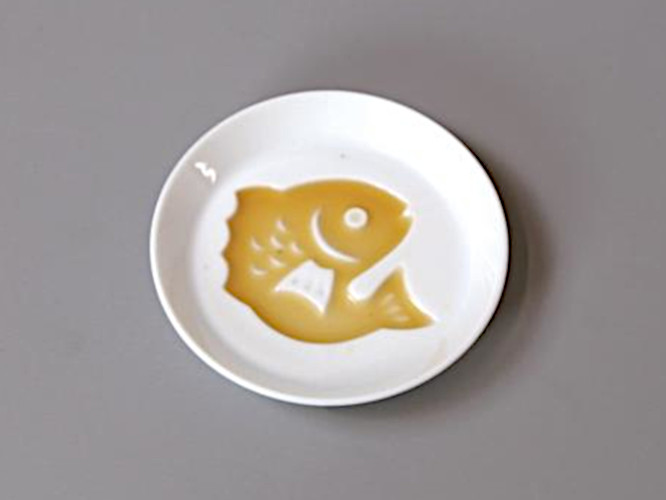 (欠品中 5月上旬頃入荷予定)絵柄が浮き上がるお醤油皿 白磁 白い食器 鯛