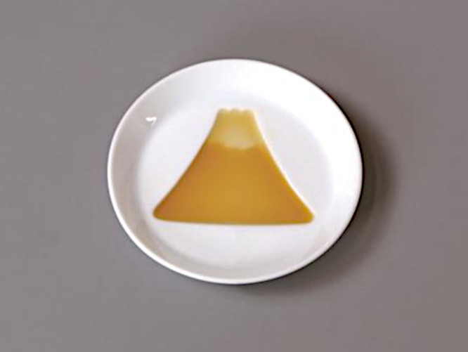 (欠品中 5月中旬頃入荷予定)絵柄が浮き上がるお醤油皿 白磁 白い食器 富士山